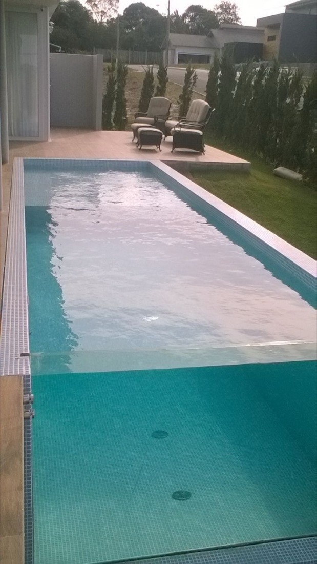 Piscina com borda de vidro impermeabilizada